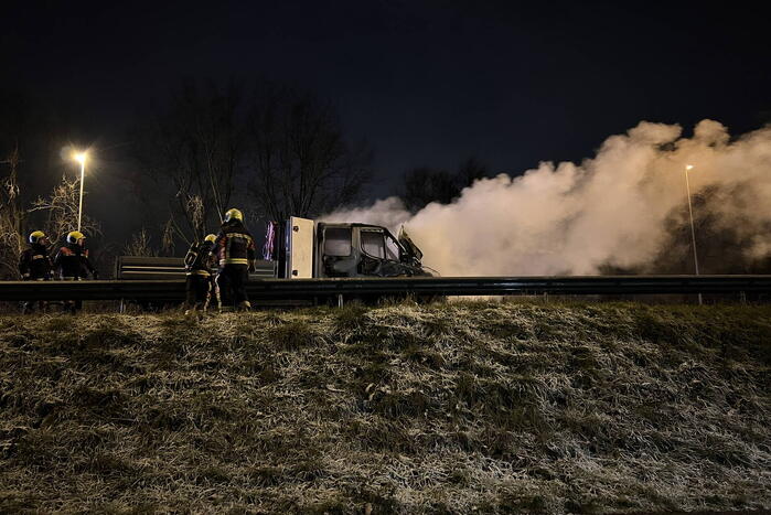 Bestelwagen vliegt spontaan in brand