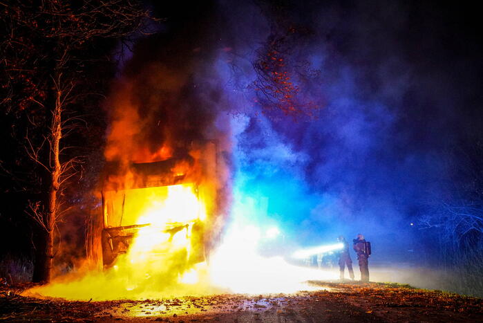Vrachtwagen in lichterlaaie bij truckerscafe