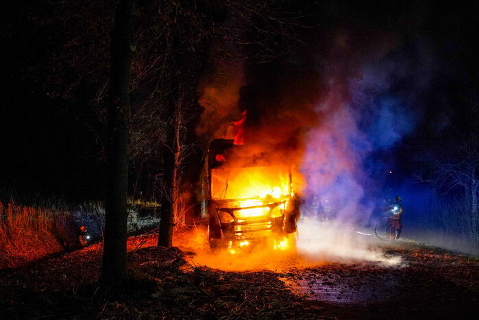 Vrachtwagen in lichterlaaie bij truckerscafe