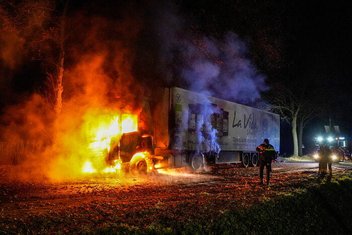 Vrachtwagen in lichterlaaie bij truckerscafe