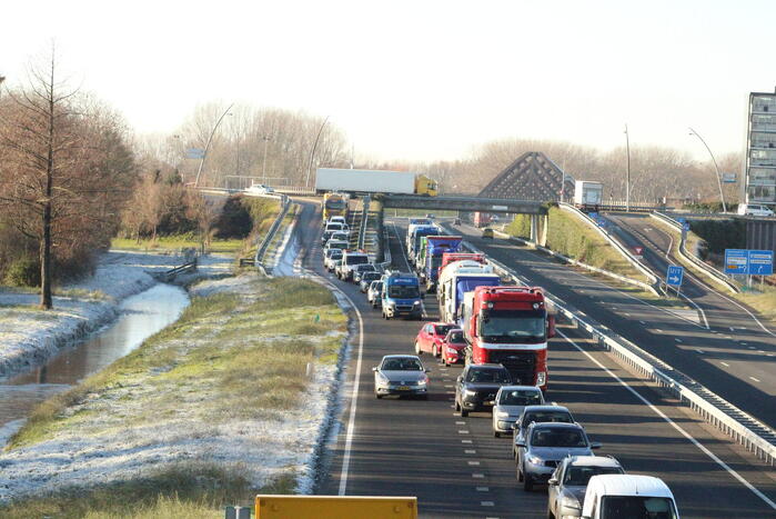 Asfalt van snelweg komt omhoog weg afgesloten