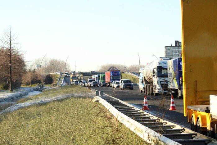 Asfalt van snelweg komt omhoog weg afgesloten