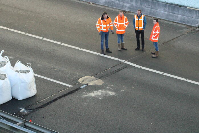 Asfalt van snelweg komt omhoog weg afgesloten