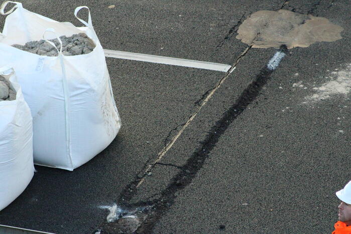 Asfalt van snelweg komt omhoog weg afgesloten