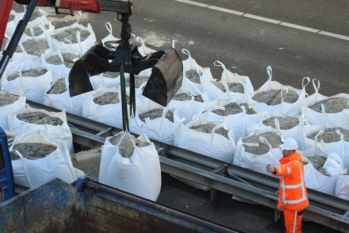 Asfalt van snelweg komt omhoog weg afgesloten