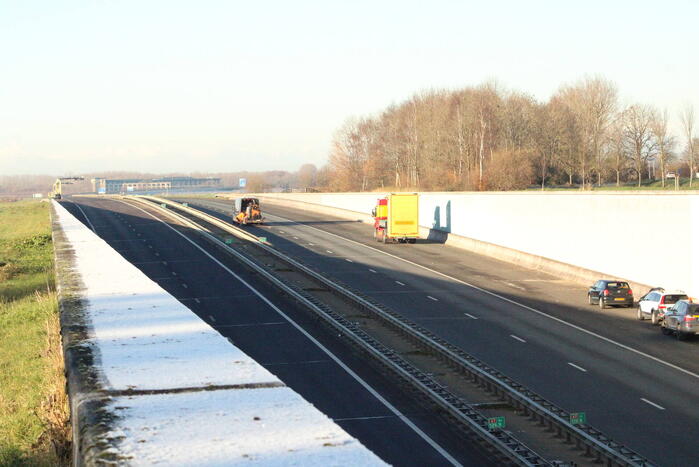 Asfalt van snelweg komt omhoog weg afgesloten
