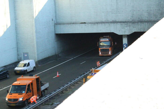 Asfalt van snelweg komt omhoog weg afgesloten