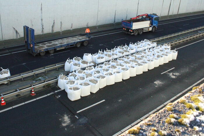 Asfalt van snelweg komt omhoog weg afgesloten