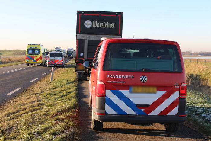 Personenwagen en bestelbus botsen frontaal op elkaar
