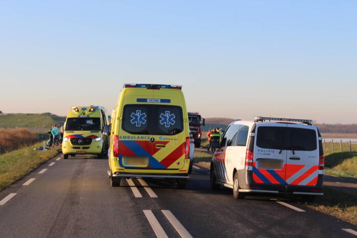 Personenwagen en bestelbus botsen frontaal op elkaar