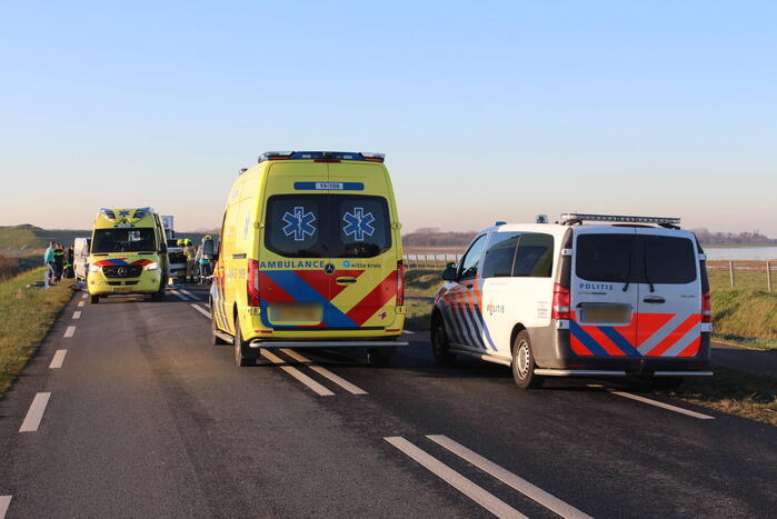 Personenwagen en bestelbus botsen frontaal op elkaar