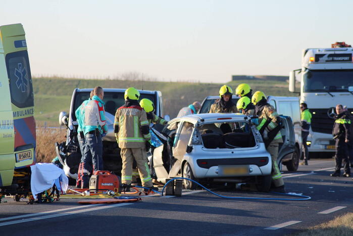Personenwagen en bestelbus botsen frontaal op elkaar