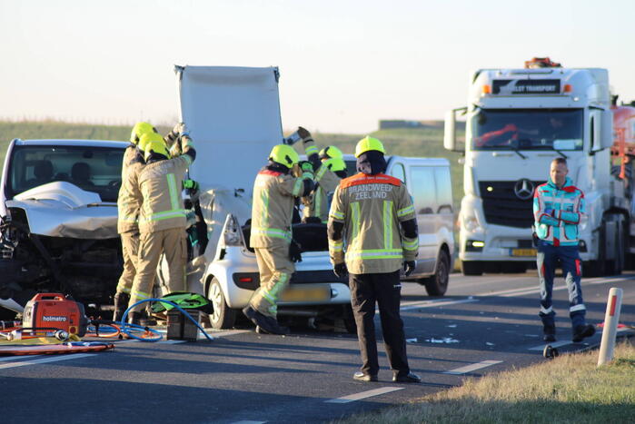 Personenwagen en bestelbus botsen frontaal op elkaar