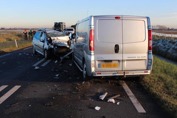Personenwagen en bestelbus botsen frontaal op elkaar