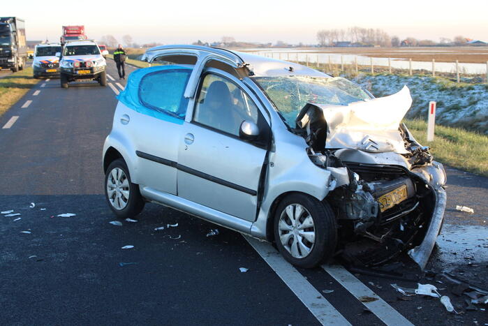 Personenwagen en bestelbus botsen frontaal op elkaar