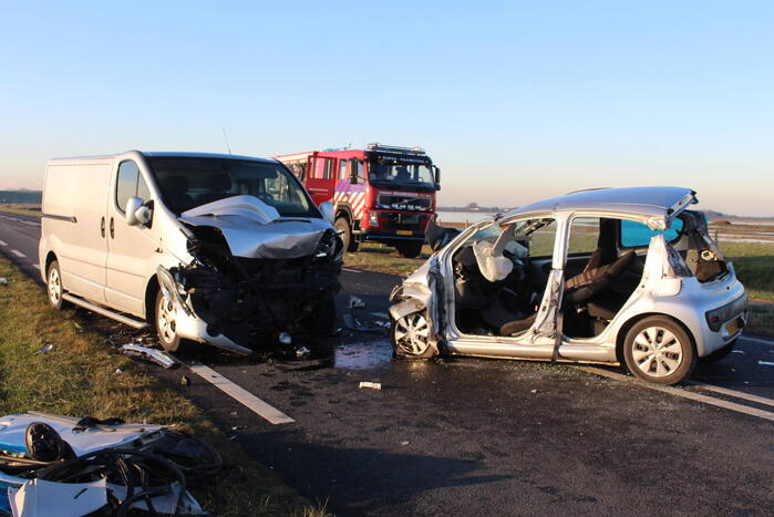 Personenwagen en bestelbus botsen frontaal op elkaar