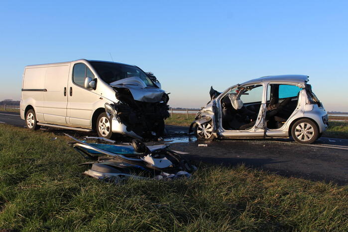 Personenwagen en bestelbus botsen frontaal op elkaar