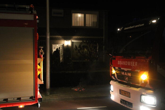 Brandweer blust brand in schoorsteen