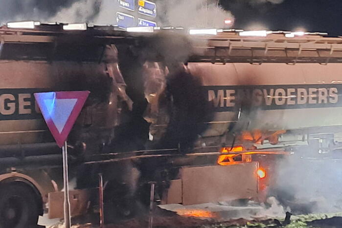 Flinke rookontwikkeling bij brand in tankwagen