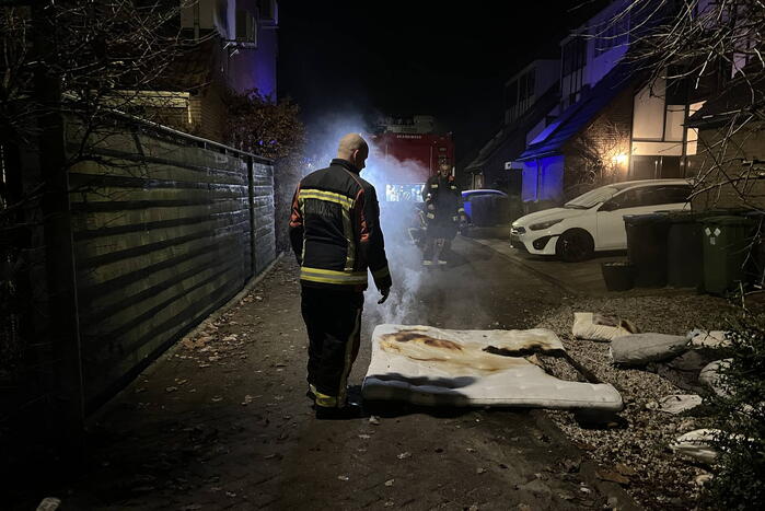 Brandende deken geblust met emmer water