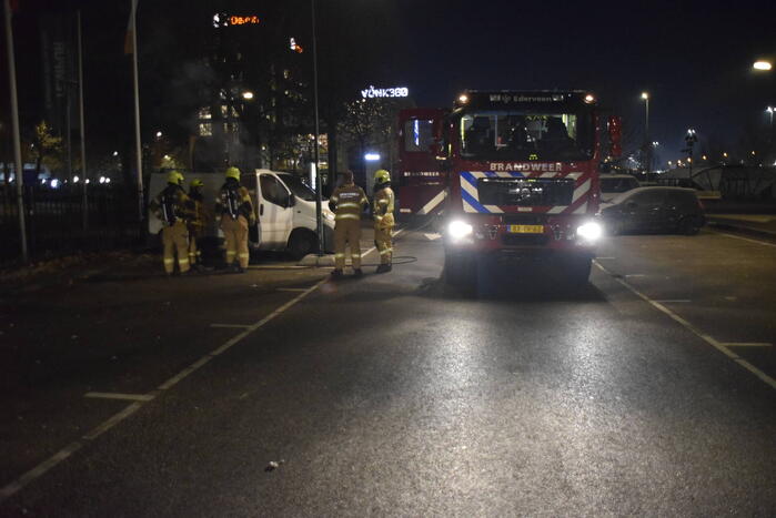 Omstanders treffen rokende bestelbus aan