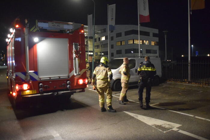 Omstanders treffen rokende bestelbus aan