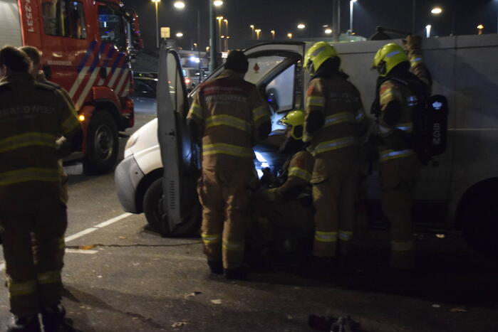 Omstanders treffen rokende bestelbus aan