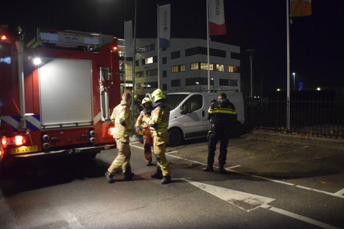 Omstanders treffen rokende bestelbus aan