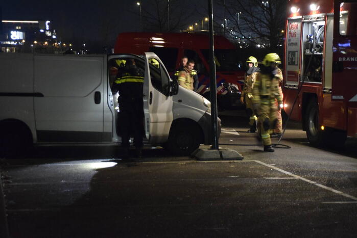 Omstanders treffen rokende bestelbus aan