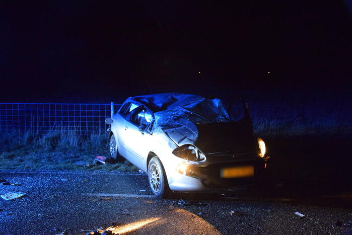 Auto slaat meerdere keren over de kop door gladheid