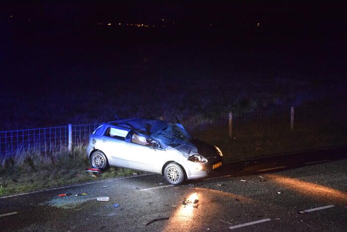 Auto slaat meerdere keren over de kop door gladheid