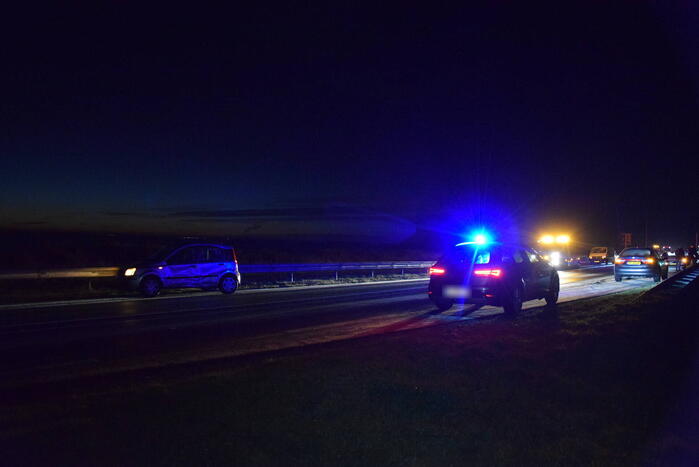Auto slaat meerdere keren over de kop door gladheid