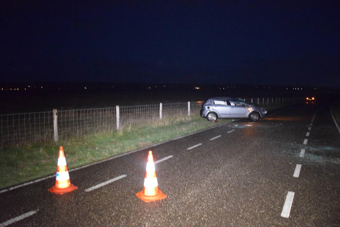 Auto slaat meerdere keren over de kop door gladheid
