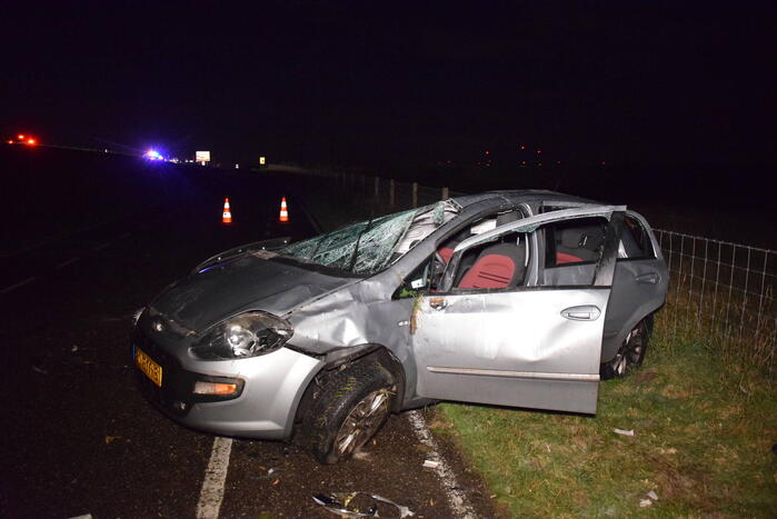 Auto slaat meerdere keren over de kop door gladheid