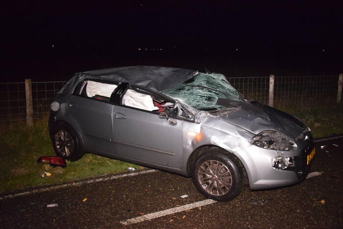 Auto slaat meerdere keren over de kop door gladheid