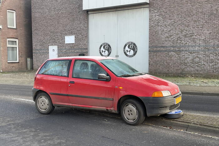 Vrouw botst op paal door bevroren ruiten