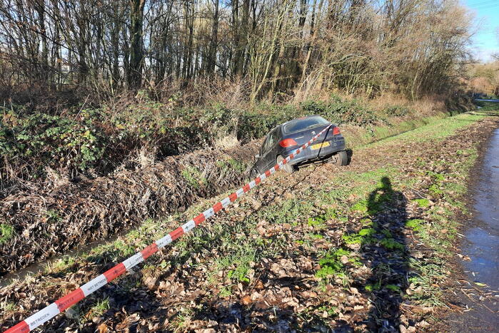 Auto belandt in sloot