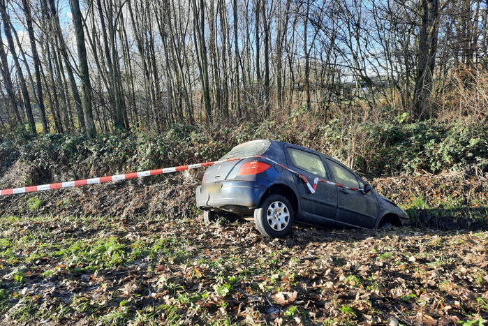 Auto belandt in sloot