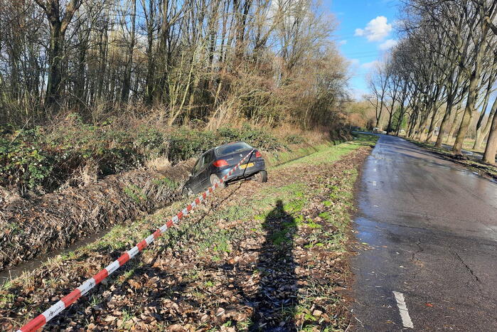 Auto belandt in sloot