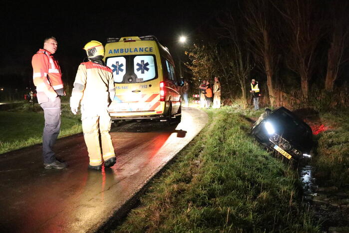 Automobilist belandt in sloot door gladheid