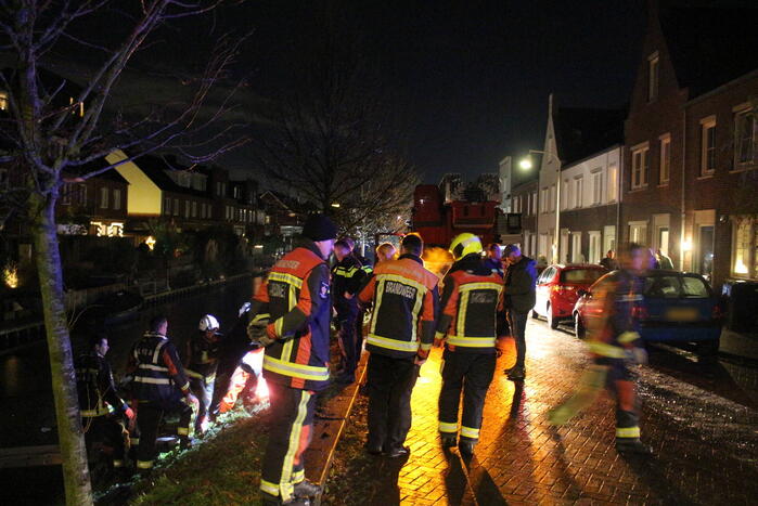 Brandweer redt mensen van auto