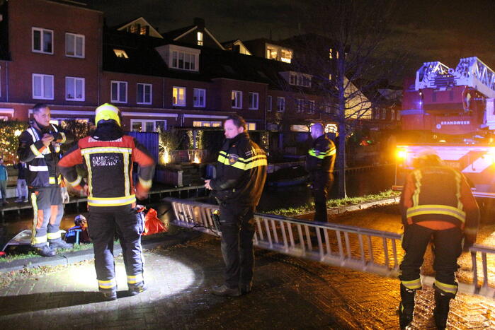 Brandweer redt mensen van auto