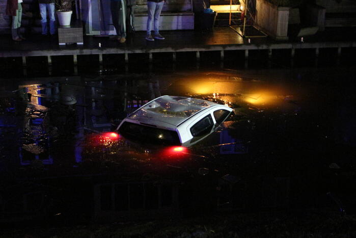 Brandweer redt mensen van auto