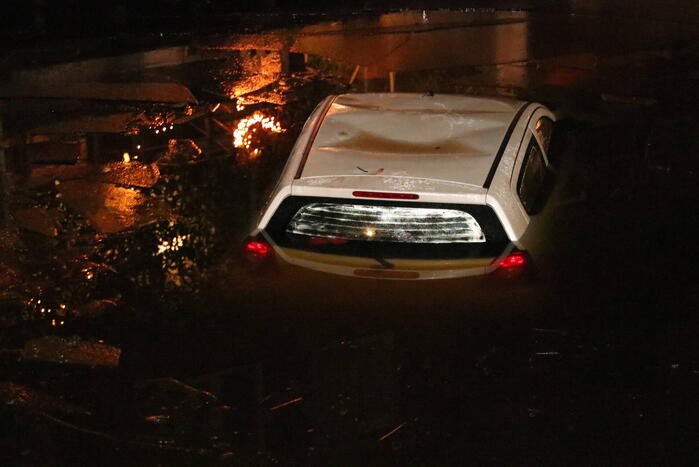 Brandweer redt mensen van auto