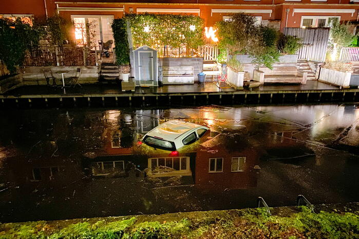 Brandweer redt mensen van auto