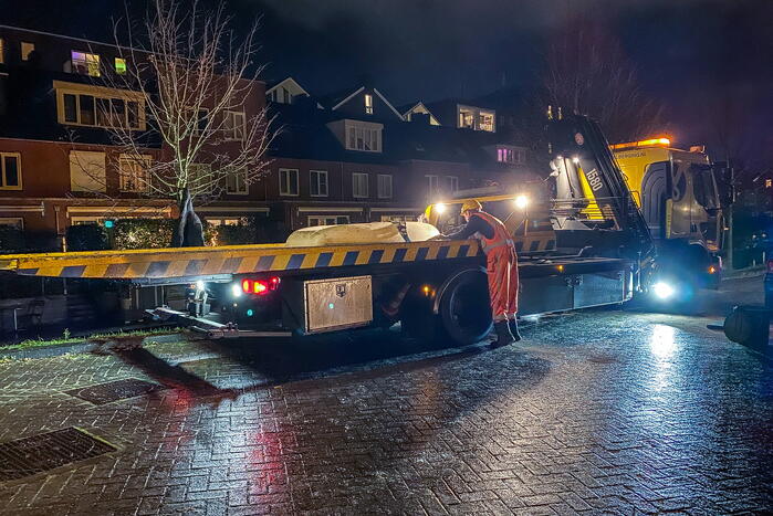 Brandweer redt mensen van auto