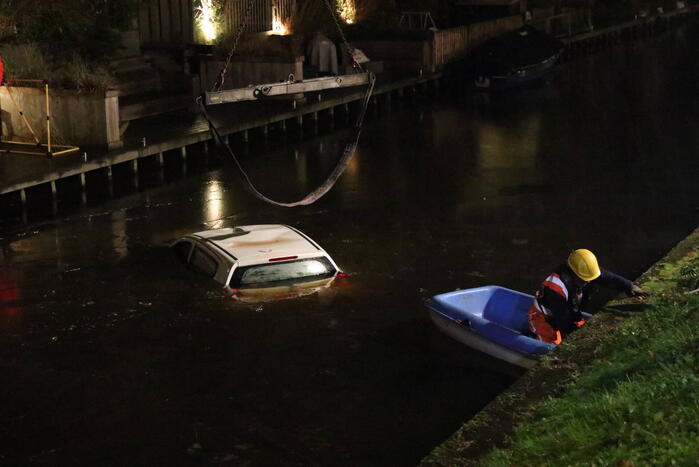 Brandweer redt mensen van auto