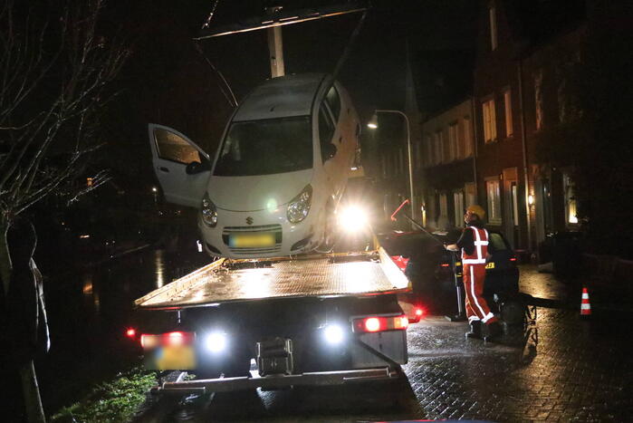 Brandweer redt mensen van auto