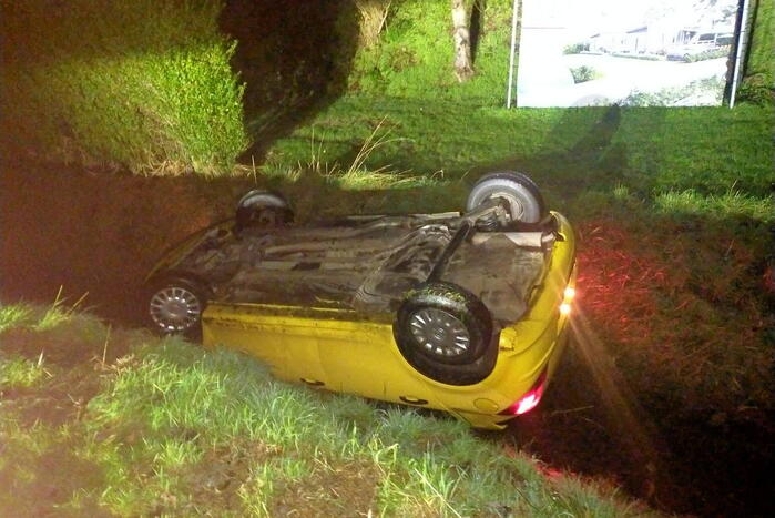 Auto op de kop in de greppel