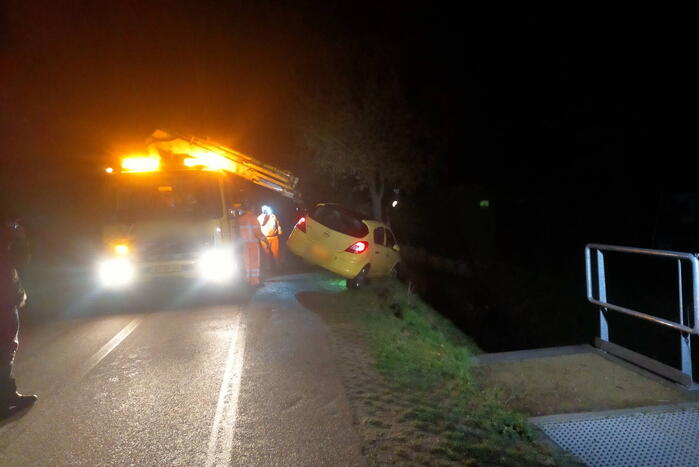 Auto op de kop in de greppel